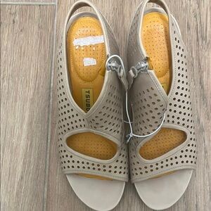 Tsubo Tan Sandals Comfort-Focused Design